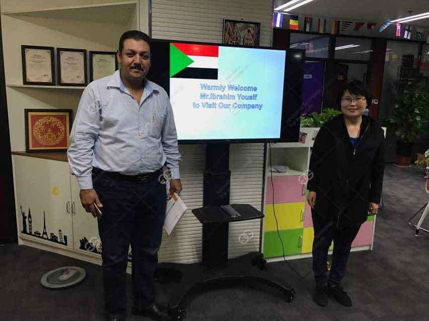 Pelanggan Sudan Kunjungi Mesin Kentang Goreng
